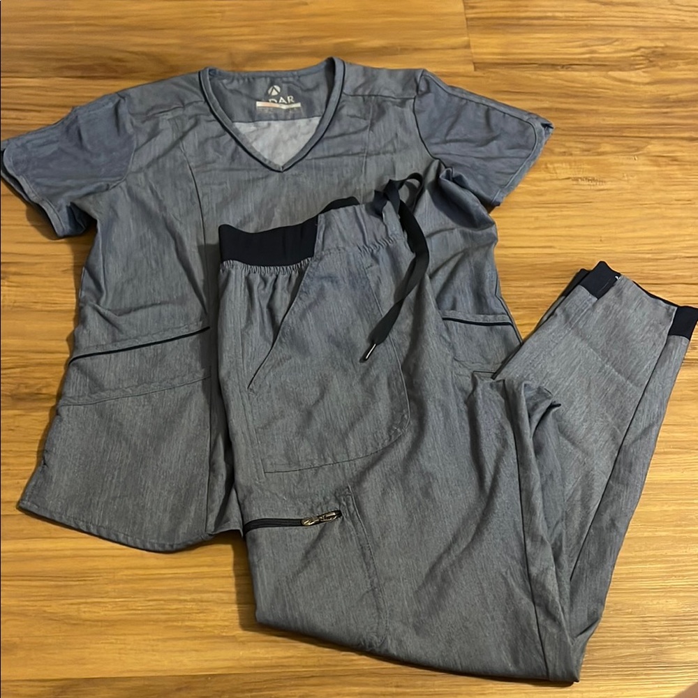 WonderWink Women’s Grey V-Neck Scrub Top & Jogger Set